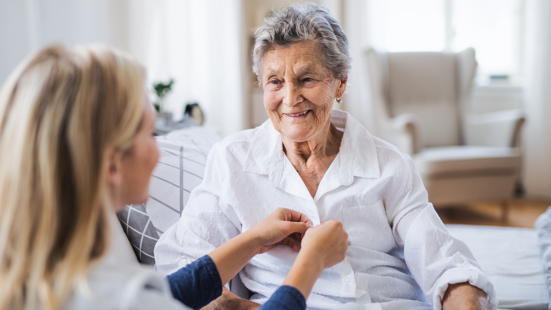 PflegerinbeiPatientenvorOrt Pflegerin vor Ort beim Patienten